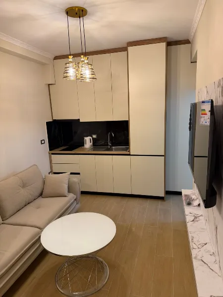 Garsonka 30 m2 na prodej v oblasti Shkëmbi i Kavajës, blízko Majestic - Image 2