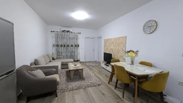 K pronájmu byt 2+1 + 2 balkony Durres - naproti vlakovému nádraží - Image 2