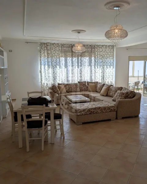Na sprzedaż apartament 3+1+2 z werandą w pobliżu stadionu, Durrës – odnowiony i nowo umeblowany - Image 2