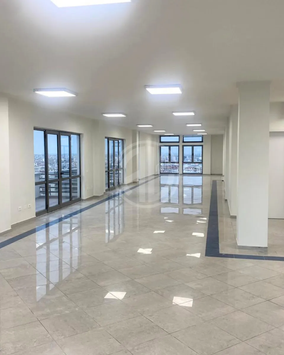 OBCHODNÍ PROSTORY K PRONÁJMU – VJEZD DO DURRËS