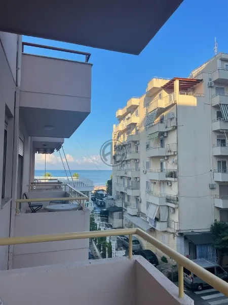 Продається квартира 1+1 з 1 балконом, розташована всього за кілька метрів від моря, в дуже популярному районі поблизу Kamelia.