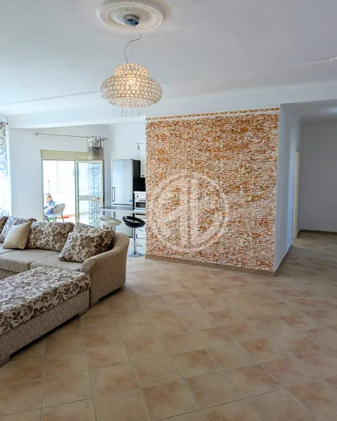 Na sprzedaż apartament 3+1+2 z werandą w pobliżu stadionu, Durrës – odnowiony i nowo umeblowany - Image 3