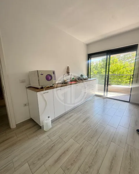 K PRONÁJMU OBCHODNÍ PROSTORY – Zubní KLINIKA DURRËS - Image 2