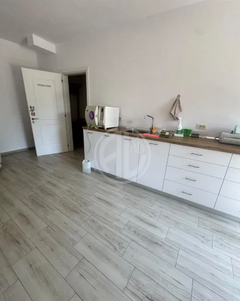 K PRONÁJMU OBCHODNÍ PROSTORY – Zubní KLINIKA DURRËS - Image 3