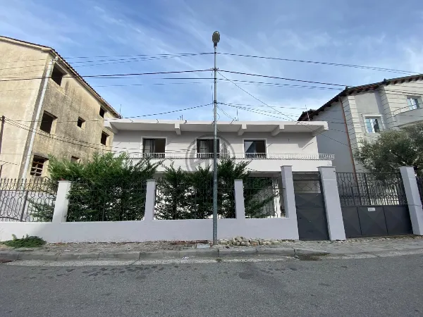Продається приватний будинок в Дурресі, район стадіону