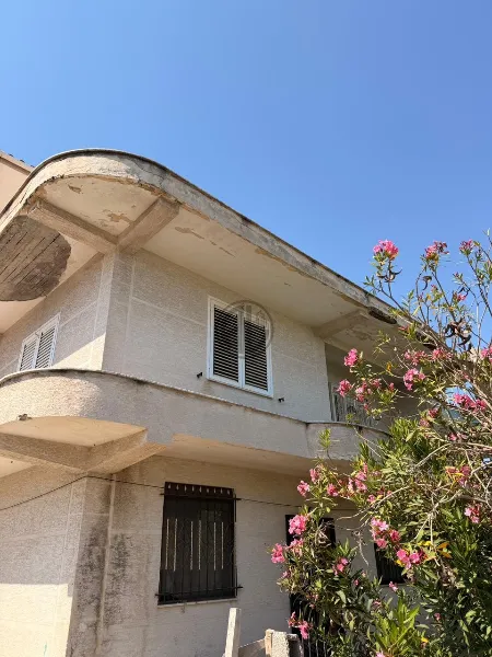Třípodlažní vila na prodej, Lagja 17