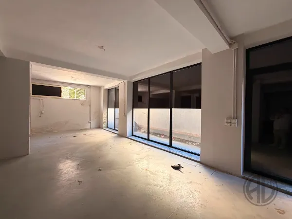 🏡 Комерційне приміщення на продаж – біля Музею мучеників Durrës